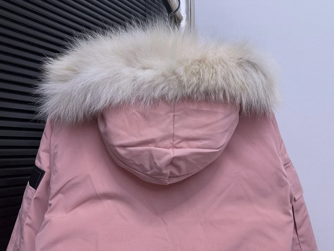 P780 Top Purchasing Version (Wolf Hair Optional) 🇨🇦CANADA GOOES 24 new models 08 models/couple models Factory direct supply: supplying global purchasing agents, micro-business, entities, Tmall, high-end stalls and studio cooperation, free shipping! Canada Goose Expedition Parka 2008 is the same style for men and women. It is mid-length and the most timeless classic. All Arctic and Antarctic scientific expedition teams choose Canada Goose as their cold-proof equipment. It is the Rolls-Royce of down jackets. ➖ Industry-leading anti-counterfeiting chip sensing. ➖ Imported Behringer embroidery machines and customized embroidery labels, the highest level and industry leading. ➖ Imported Korean 21-count polyester-cotton blended original fabric, TC85 waterproof coated fabric, water-repellent, windproof and wear-resistant. ➖ The new national standard 80 white duck down is filled with an average of 520 grams of down. The amount of down filled is industry-leading. ➖ 100% nylon lining with double double-layer sealing design to prevent velvet running, and seamless thread design on the cuffs! ➖ Western Canadian Green Wolf Collar. ➖ Yoshida YKK provides original factory-customized electroplated sliders. YKK two-way lockable zippers are tight and smooth and do not peel off paint. ➖ 3M composite Velcro is durable and the accessories and hardware are all custom-made. Note: Our copywriting is only simple and clear. Instead of bragging about the copywriting, it is better to compare and understand with samples. Only for the purest goose, the most dedicated, the most professional, the highest quality, the highest cost performance!  Size:XS-XXL